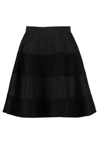 Svart kjol med en kombination av perforerade och solida texturer, med en utsvängd form och en bred midjeband för komfort.