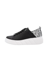 Sneaker nera con tomaia in pelle liscia, suola intermedia bianca e dettagli in tessuto a strisce zebra sul retro. Presenta sei fori per i lacci e un linguetta.