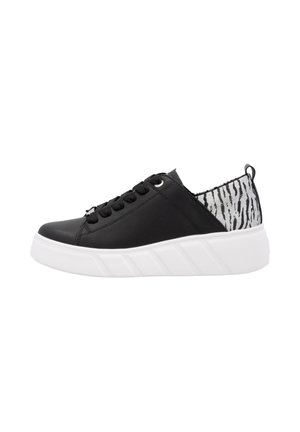 Baskets noires avec un dessus en cuir lisse, semelle intermédiaire blanche et accents en textile à motif zèbre à l'arrière. Comprend six œillets et un tirant.