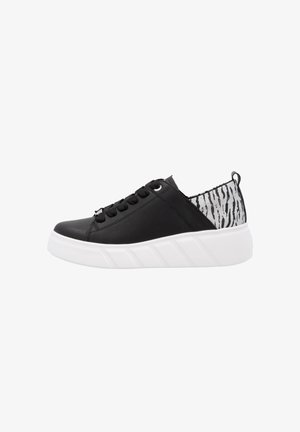Schwarze Sneaker mit einem glatten Leder-Obermaterial, weißer Zwischensohle und zebramusternden textile Akzenten auf der Rückseite. Verfügt über sechs Ösen und eine Schlaufe.