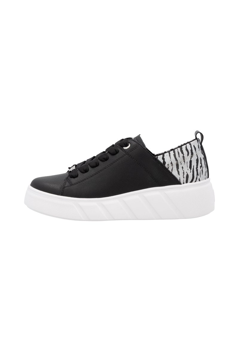 Sneaker nera con tomaia in pelle liscia, suola intermedia bianca e dettagli in tessuto a strisce zebra sul retro. Presenta sei fori per i lacci e un linguetta.