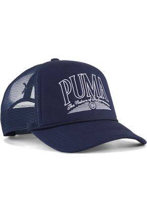 Navyblauer Puma Mesh Trucker-Cap mit gebogenem Schirm und weiß besticktem "PUMA The Nature of Performance" Logo auf dem Frontpanel.