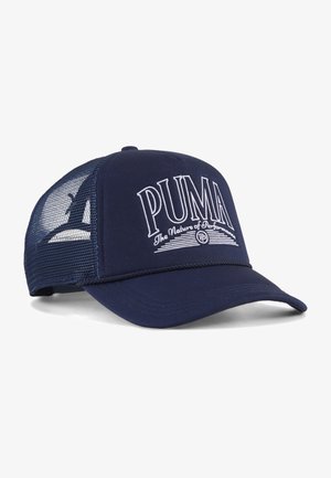Navyblauer Puma Mesh Trucker-Cap mit gebogenem Schirm und weiß besticktem "PUMA The Nature of Performance" Logo auf dem Frontpanel.