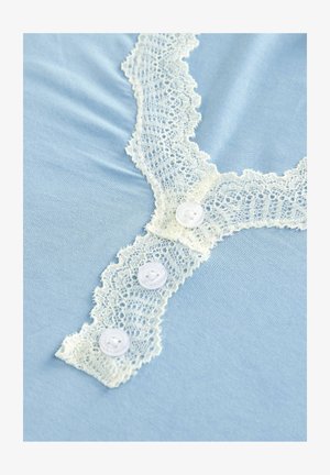 Soehe hele sinine kangast top, millel on valge pitsääris kaeluse ümber ja kolm valget nööpi sulgemiseks. Pehme tekstuur kogu ulatuses.