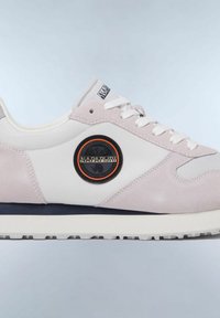 Sneaker bianco e rosa chiaro con una tomaia in suede e tessuto, caratterizzata da una toppa rotonda nera e arancione. Lacci bianchi e suola in gomma.