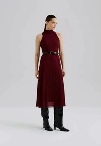 Malina NESSA HALTERNECK MIDI DRESS - Pletené šaty - wine