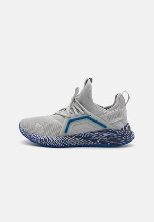 Chaussures de sport gris clair avec une tige texturée, des accents bleus et une semelle à motifs présentant des designs en vagues.