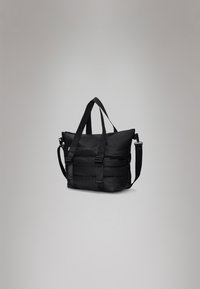 Saco acolchoado preto com correia de ombro ajustável, duas alças, fecho com zíper e detalhes em tecido texturizado contrastante.