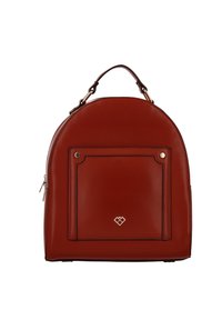 Sac à dos en cuir rouge de forme arrondie, avec une poche avant détaillée et des éléments métalliques dorés. Texture lisse avec des éléments de design minimalistes.