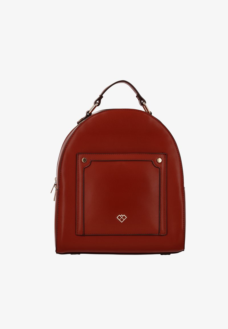 Sac à dos en cuir rouge de forme arrondie, avec une poche avant détaillée et des éléments métalliques dorés. Texture lisse avec des éléments de design minimalistes.