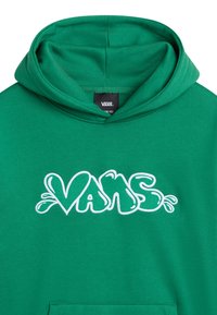 Sudadera verde de algodón con capucha ajustable. Cuenta con un gran logo gráfico blanco en el frente y un bolsillo canguro en la parte delantera.