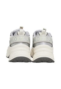 Vue arrière de baskets gris et blanc avec une tige en mesh rembourré, des accents réfléchissants et une semelle en caoutchouc avec détail de logo.