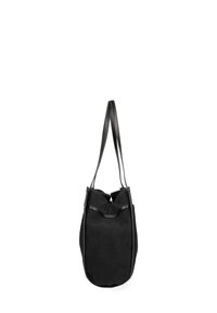 Borsa a spalla in suede nero con una tracolla in pelle liscia, caratterizzata da una forma morbida e arrotondata e un design minimalista per l'apertura superiore.