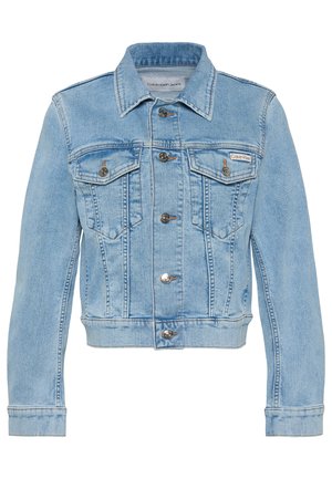 Svetlo modra denim jakna z zapiranjem na gumbke spredaj, z dvema prsnikoma z gumbi in logotipom Calvin Klein na levem žepu.