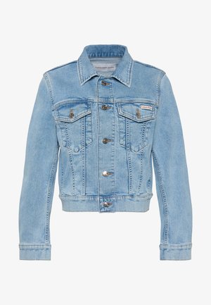 Chaqueta de mezclilla azul claro con cierre de botones en la parte delantera, dos bolsillos en el pecho con botones y el logo de Calvin Klein en el bolsillo izquierdo.