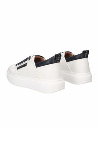 Zapatillas blancas con acentos en azul marino, parte superior de piel suave, cuello acolchado y suela blanca elevada. Detalle del logo en el lado y el talón.