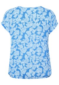 Lys blå blomstret bluse med korte ærmer, rund halsudskæring og et mønster af hvide blomster og blade over det hele. Blødt stof.