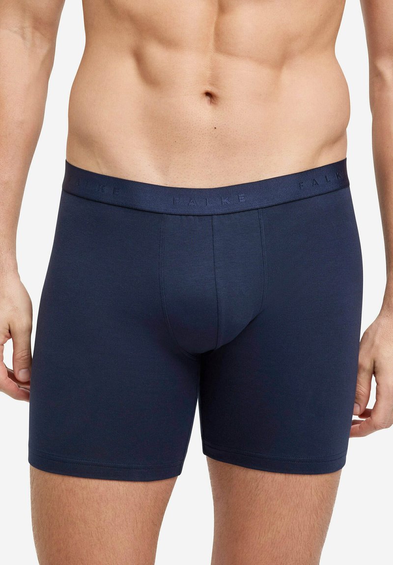 Boxer da uomo blu navy realizzati in tessuto morbido, con un elastico brandizzato in vita e un design aderente, caratterizzati da una texture liscia e gambe corte.
