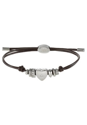Bracelet en cuir marron réglable avec un pendentif cœur en argent, un petit détail en cristal et des perles décoratives en argent de chaque côté.