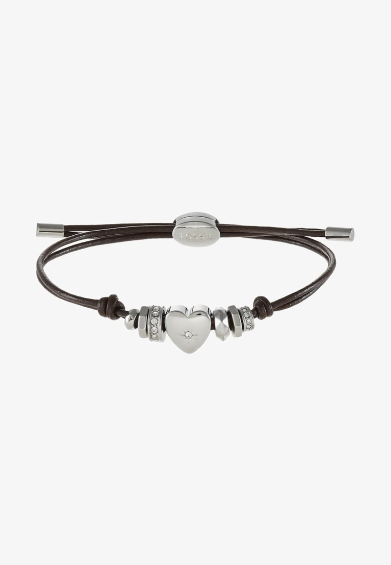 Bracelet en cuir marron réglable avec un pendentif cœur en argent, un petit détail en cristal et des perles décoratives en argent de chaque côté.