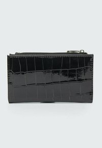Portefeuille en cuir verni noir avec une texture crocodile brillante, doté d'une fermeture éclair et de bords lisses, de forme rectangulaire.