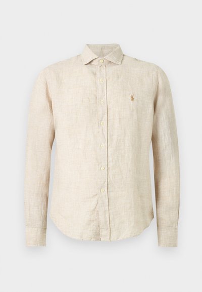 Chemise beige à manches longues avec petit col, motif à carreaux subtil et petit logo brodé sur la poitrine gauche.
