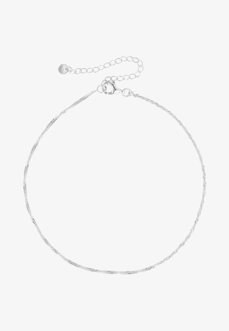 Sølv tvistet kædearmbånd med en krabbe-lås og en justerbar kæde for størrelsesfleksibilitet. Glat, reflekterende overflade.