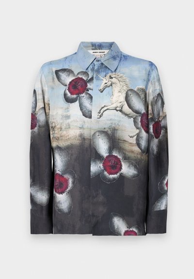 Camicia con una sfumatura di blu chiaro e nero, decorata con motivi floreali e un unicorno bianco in salto. Realizzata in tessuto liscio, con colletto e chiusura a bottoni.