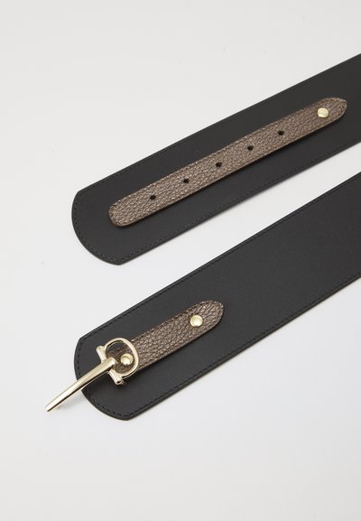 Curea din piele neagră cu un accent texturat maro. Include o cataramă din metal auriu și mai multe găuri pentru ajustare. Suprafață netedă, design elegant.