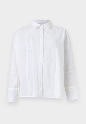 Chemise blanche à manches longues avec col et panneaux de dentelle verticale sur le devant et autour des manches.
