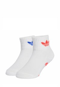 Calze alla caviglia in cotone bianco con un logo blu su una calza e un logo rosso sull'altra, dotate di polsino a costine e finitura testurizzata.