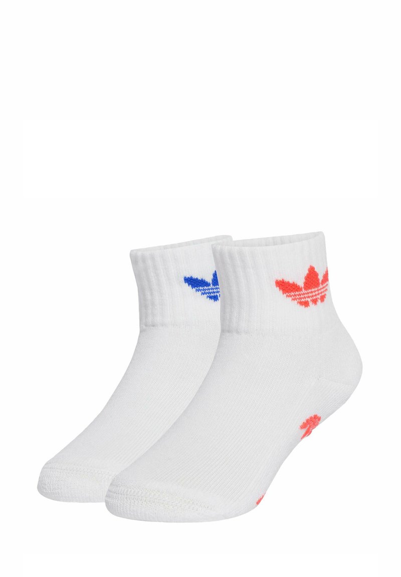 Calze alla caviglia in cotone bianco con un logo blu su una calza e un logo rosso sull'altra, dotate di polsino a costine e finitura testurizzata.