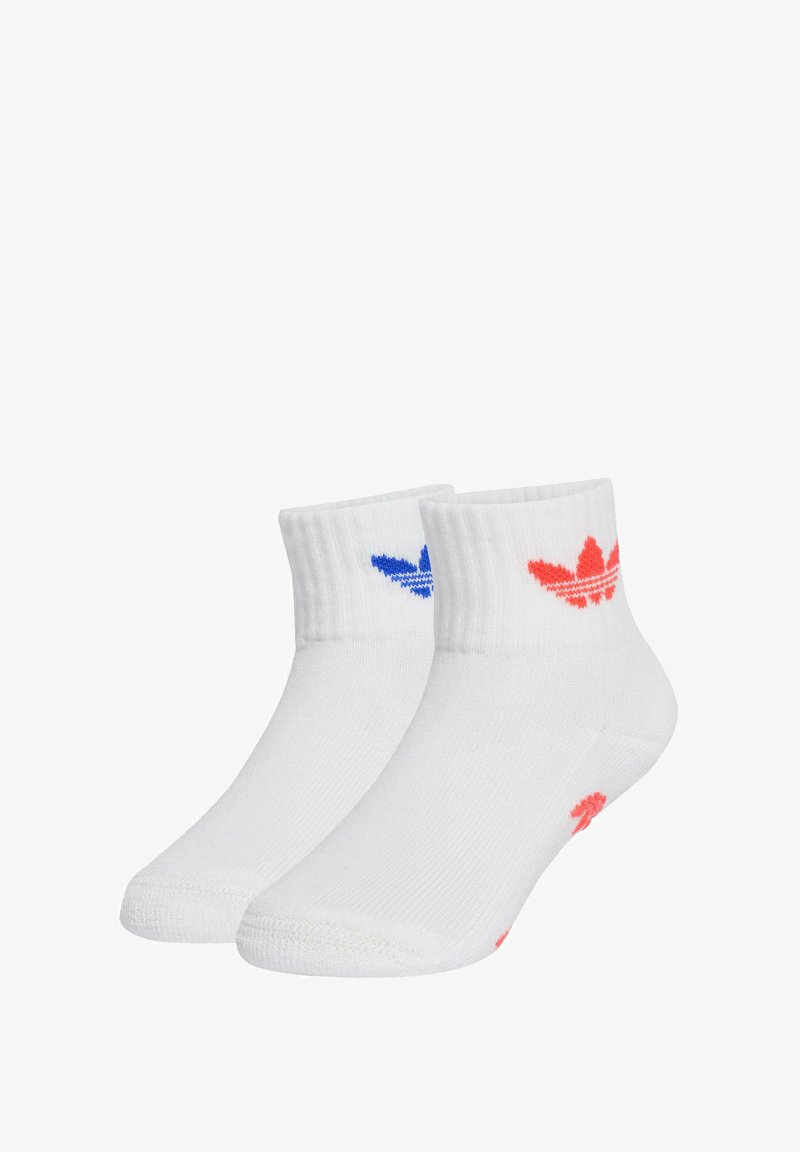 Bijele pamučne čarape do gležnja s plavim logom na jednoj i crvenim logom na drugoj, s rebrastim rubom i teksturiranim završetkom.