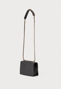 Borsa a mano in pelle nera con motivo in rilievo, dotata di una tracolla a catena con una sezione in silicone nero per il comfort, forma rettangolare e design strutturato.