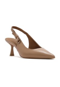Zapato de tacón beige con puntera puntiaguda, tacón curvado de altura media y un lazo decorativo en la tira.