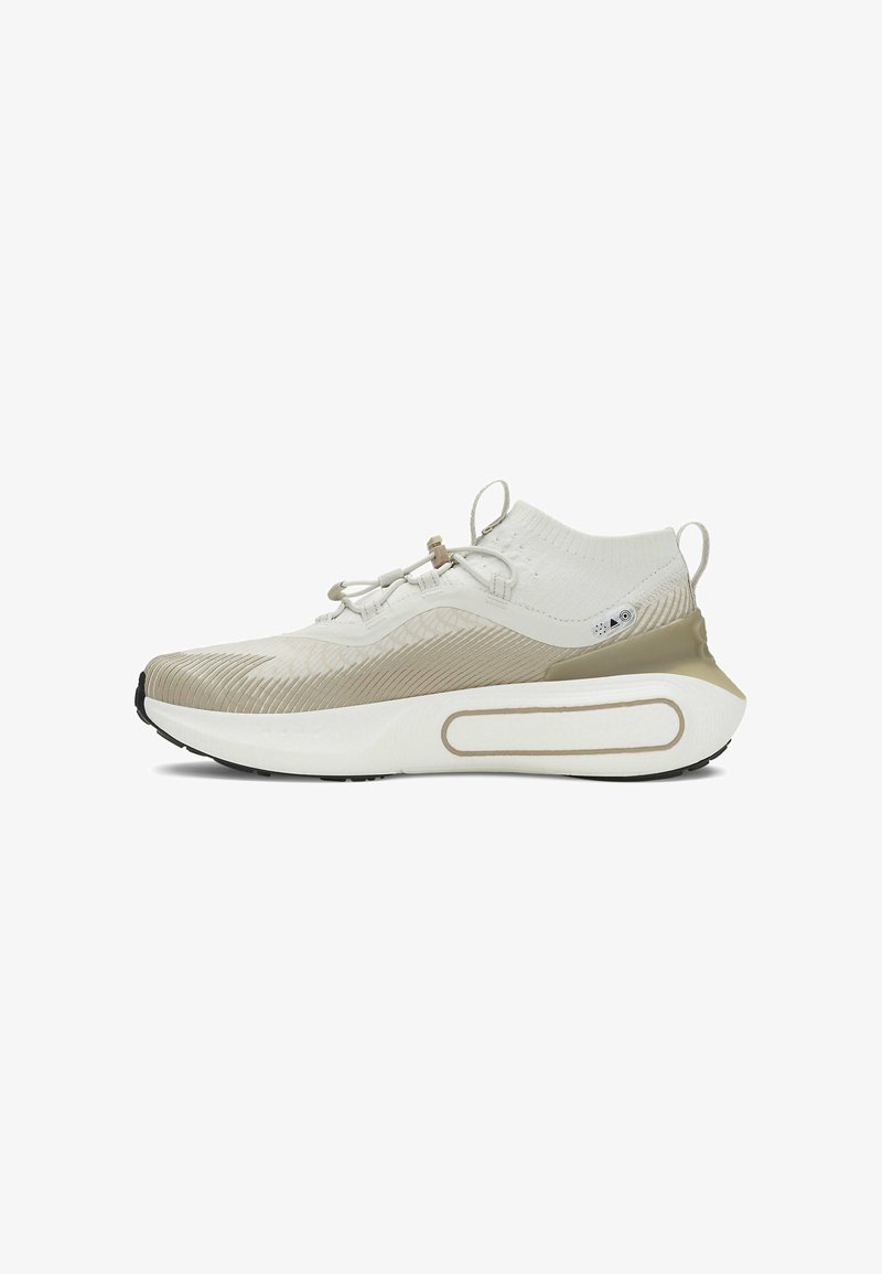 Lekkie sneakers z dzianinową cholewką w kolorze off-white i brązowym, akcentowane teksturowymi paskami i grubą białą podeszwą środkową. Czarna gumowa podeszwa.