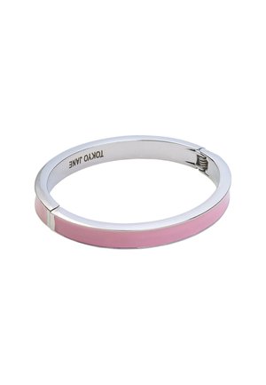 Silberne Metallarmreif mit einem glatten, rosa Emailleband, das ein schlankes Design und einen nahtlosen Scharnierverschluss aufweist. Mit der Aufschrift "Tokyo Jane".