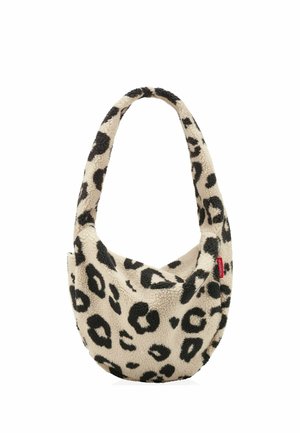 Beige und schwarze Leopardenmuster weiche Stoff-Schultertasche mit abgerundeter Form und breitem Träger, mit kleinem rotem Markenetikett.