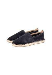 Marineblauwe suede instap schoenen met een platte jute zool. Rondneus en gestikt detail langs de rand. Minimalistisch ontwerp zonder versieringen.
