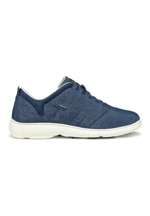 Baskets de sport bleues avec une tige en tissu texturé, semelle en caoutchouc blanche et coutures discrètes sur les côtés. Système de laçage à l'avant.