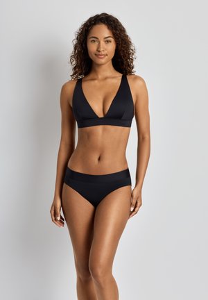 Μαύρο σετ μπικίνι που περιλαμβάνει τριγωνικό μπουστάκι με φαρδιές τιράντες και σλιπ ψηλόμεσο. Ομαλό, ελαστικό ύφασμα με μινιμαλιστικό σχέδιο.