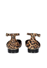 Sandalias de estampado de leopardo con una correa de tobillo ajustable, talón abierto, suela negra y parte superior de cuero texturizado. Diseño clásico de punta redonda.
