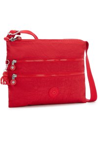 Röd nylon crossbody-väska med två blixtlåsfack, justerbar rem och texturerad yta. Har en logotyp och en liten apnyckelring.