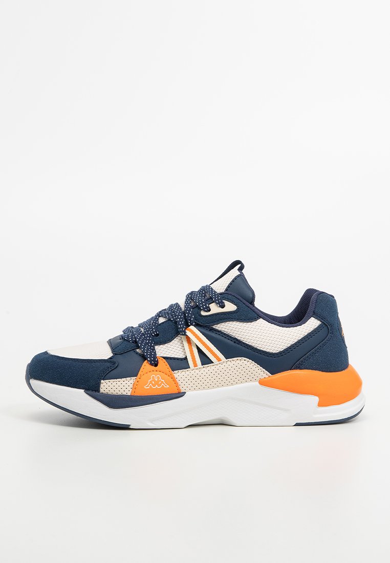 Herren-Sneaker mit navy-blauem Obermaterial, beigen Mesh-Einsätzen, orangen Akzenten und strukturiertem Sohlenprofil. Verfügt über runde Schnürsenkel und ein mehrfarbiges Designelement.