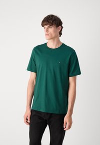 Tommy Hilfiger ESSENTIAL TEE - Základné tričko - ornamental green