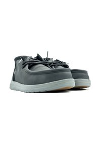 Scarpe in pelle nera con finitura liscia, punta arrotondata e suole in gomma grigia. Presentano lacci discreti e un colletto imbottito per il comfort.