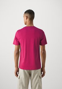 Lyle & Scott Basic póló - rich burgundy