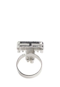 Anillo de plata con una parte superior de forma geométrica, que presenta acentos texturizados y una banda pulida. El diseño es minimalista con líneas limpias.