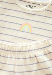 Gestreiftes Oberteil von NEXT in Creme und Lavendel, mit einem kleinen gestickten Regenbogenmotiv. Weicher, gerippter Stoff mit gerafftem Taillenbund.