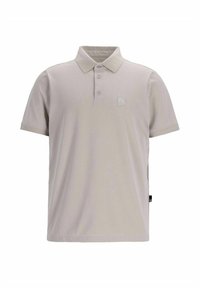 Polo shirt grigio chiaro a maniche corte realizzato in tessuto morbido, con doppio petto a tre bottoni e un piccolo logo sul petto. Etichetta laterale visibile.